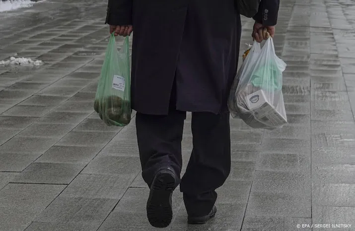 russische winkels weren zich tegen opkopers voor zwarte markt