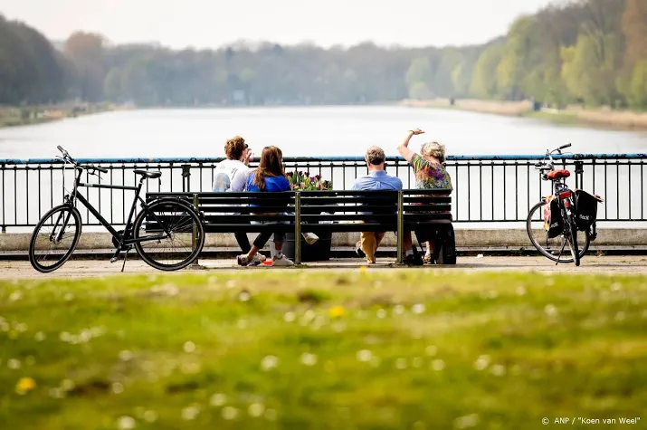 rustig in de nederlandse bossen druk bij sommige waterplassen