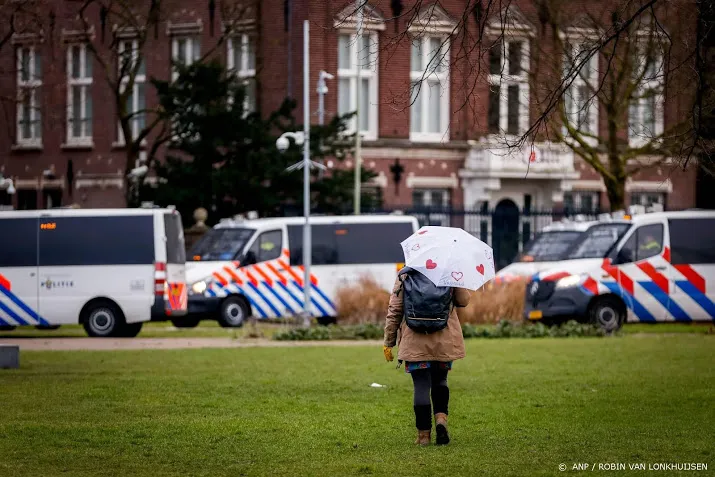 rustig op het amsterdamse museumplein wel veel politie