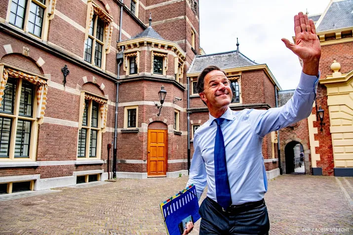 rutte blijft jaar langer op binnenhof