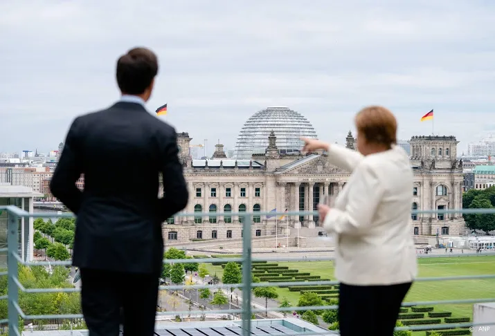 rutte brengt verjaarscadeautje voor merkel mee naar eu top