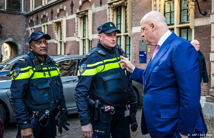 rutte en grapperhaus waarschuwen raddraaiers