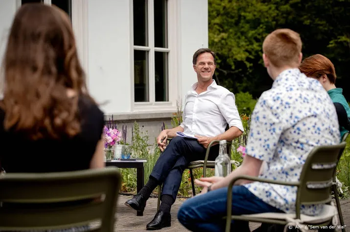 rutte feliciteert en bedankt geslaagde leerlingen via video
