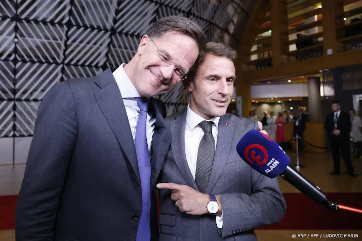 rutte getrakteerd op superlief filmpje en knuffel van macron