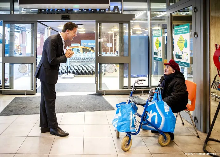 rutte houd allemaal zeker 15 meter afstand