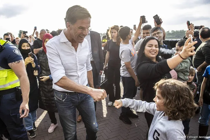 rutte laat zich in roermond bijpraten over de wateroverlast
