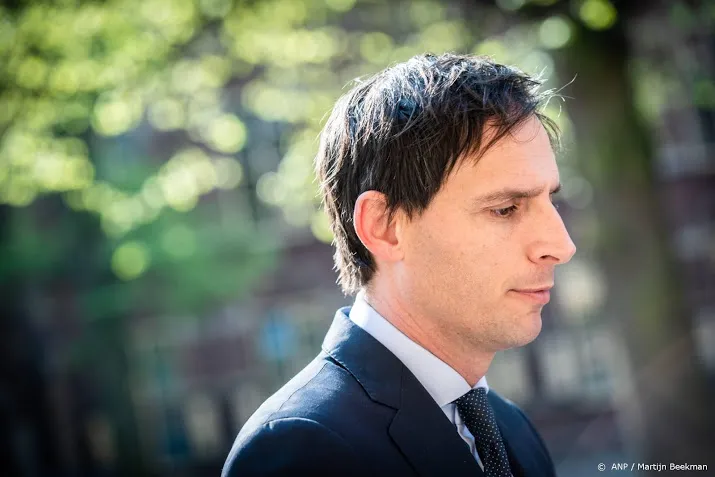 rutte neemt hoekstra in bescherming tegen d66