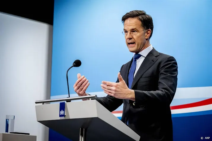 rutte nog een keer praten over wangedrag voetbal dan ingrijpen