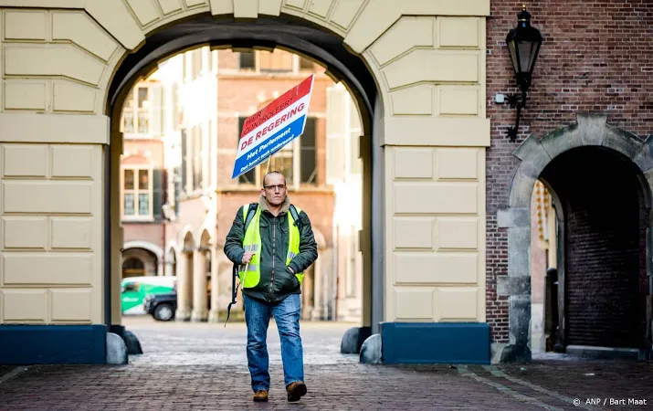 rutte ontvangt gele hesjes in torentje