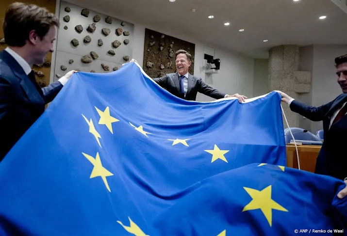 rutte ontvouwt eu vlag bij aanvang laatste tweede kamerdebat