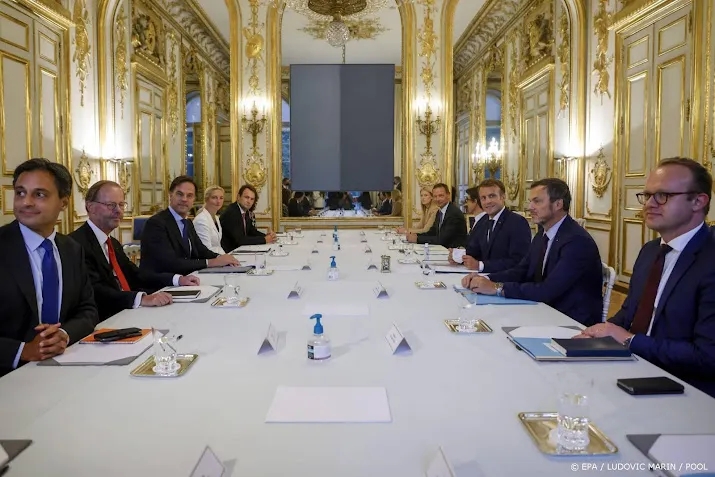 rutte overlegt met macron over voorkomen vluchtelingenstroom