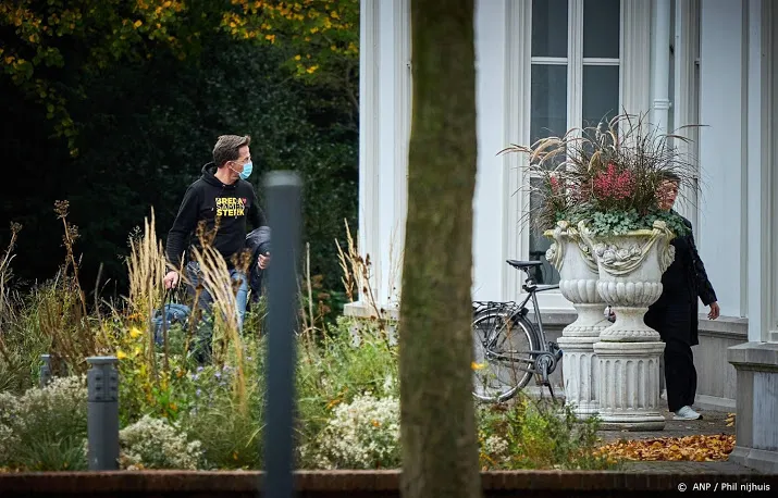 rutte overlegt op catshuis over snelle stijging besmettingen