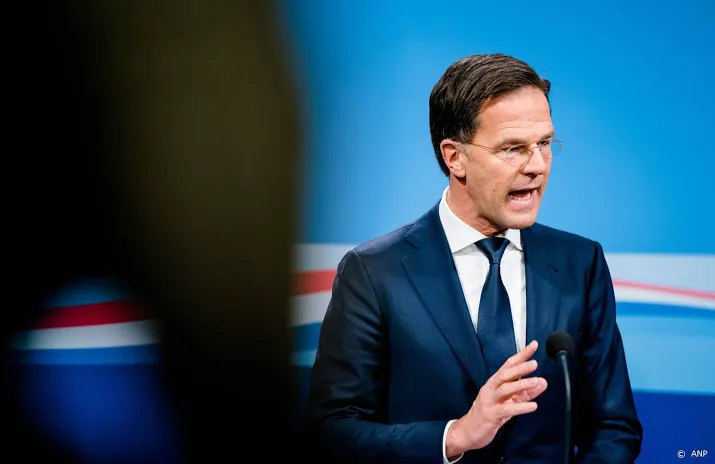 rutte spreek elkaar aan over afstand houden van 15 meter