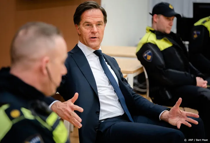 rutte spreekt met meers bij bezoek aan haagse politie