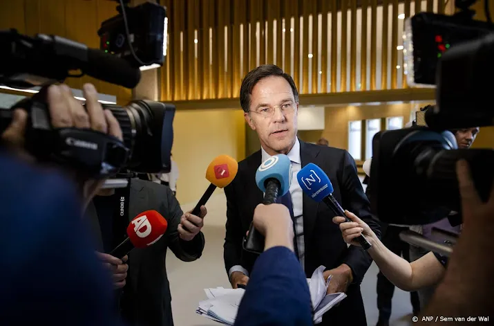 rutte stuurde in half jaar 41 smsjes door naar zijn ambtenaren