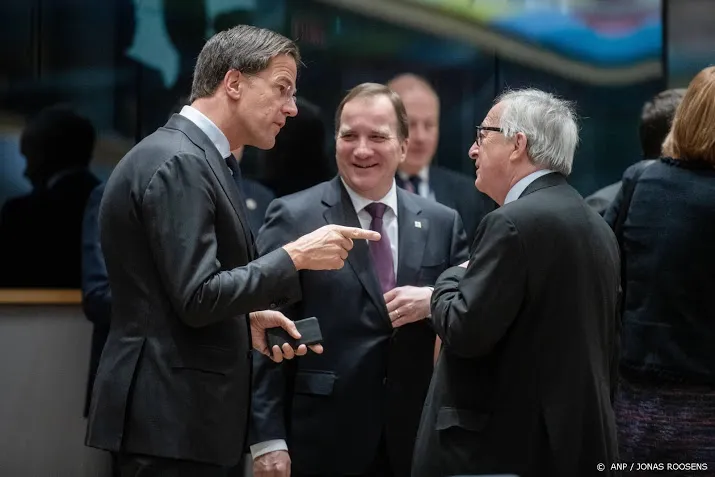 rutte trekt juncker aan jasje over nota italie