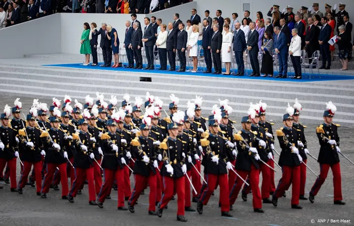 rutte woont grote legerparade parijs bij