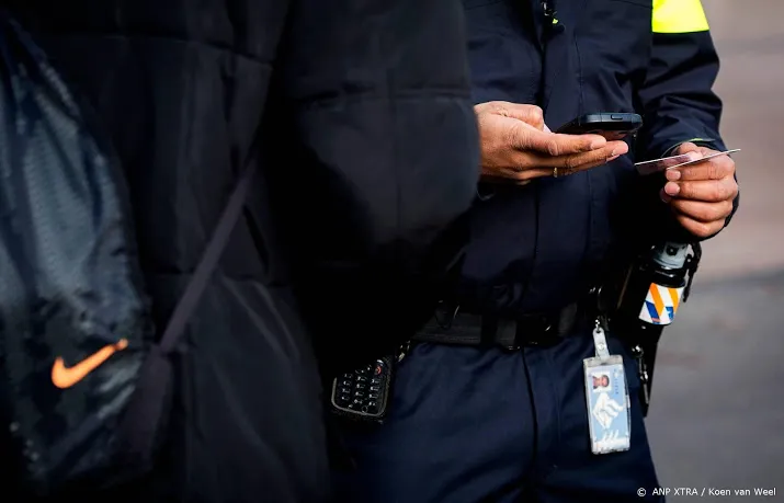 ruziende groepen vechten in rotterdam zuid