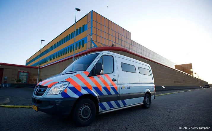 ruziezoeker strooit met geld in politiebusje