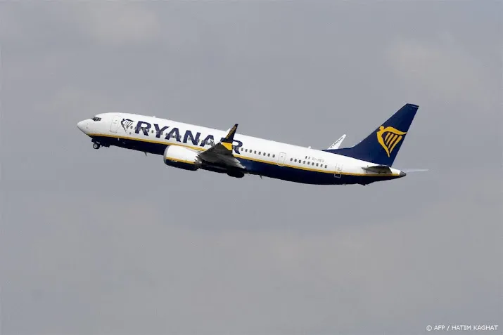 ryanair moet passagiers 400 euro betalen vanwege dronken steward