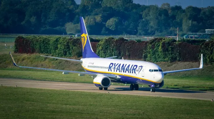 ryanair schoffeert passagiers en personeel