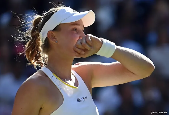 rybakina klopt halep en bereikt voor het eerst finale wimbledon