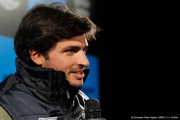 sainz maakt eerste meters in een ferrari