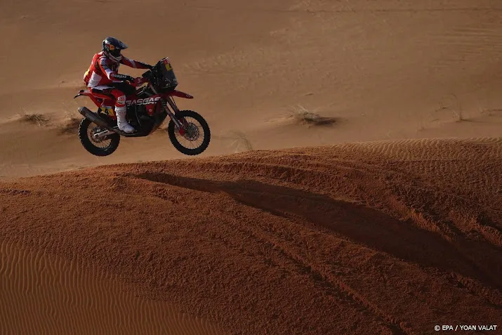 sanders nieuwe leider motoren in dakar rally met veel uitvallers