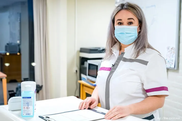 sanna elkadiri krijgt eerste prik vaccin voelt enorm goed