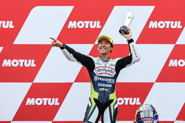 sasaki wint maand na gebroken sleutelbenen moto3 race bij tt