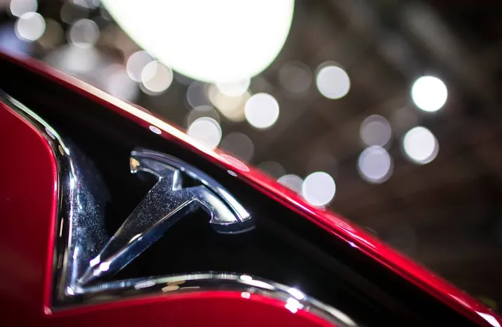 saudis steken miljard in concurrent tesla