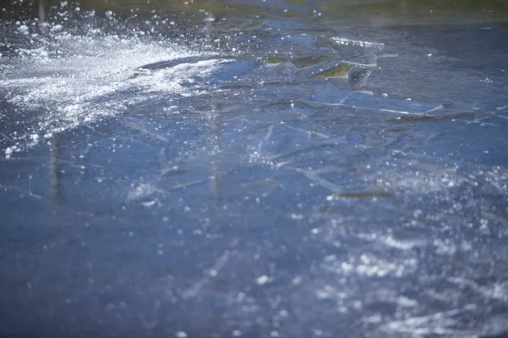 schaatser door ijs gezakt toestand zorgelijk
