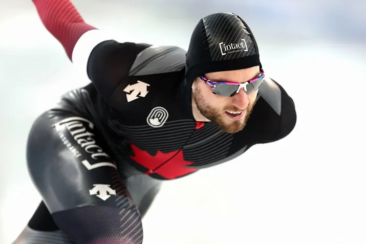 schaatser dubreuil leidt voor verbij en krol op wk sprint