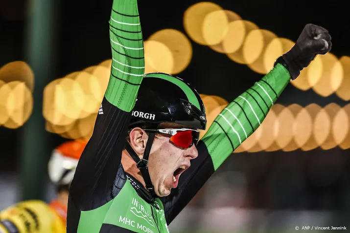 schaatser evert hoolwerf wint nk marathon op kunstijs