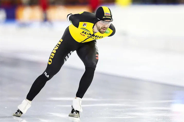 schaatser huizinga aan de leiding op nk na winst op 5000 meter