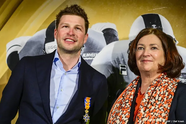 schaatser kramer krijgt bij afscheid koninklijke onderscheiding