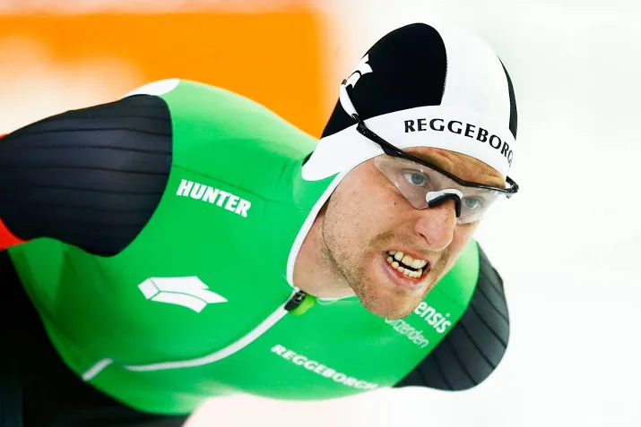 schaatser mulder in ziekenhuis met hevige keelontsteking