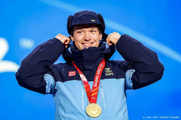 schaatser van der poel geeft medaille uit protest aan dissident