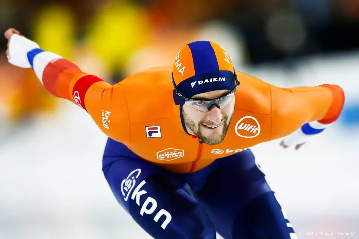 schaatsers krol en verbij buigen diep voor koelizjnikov