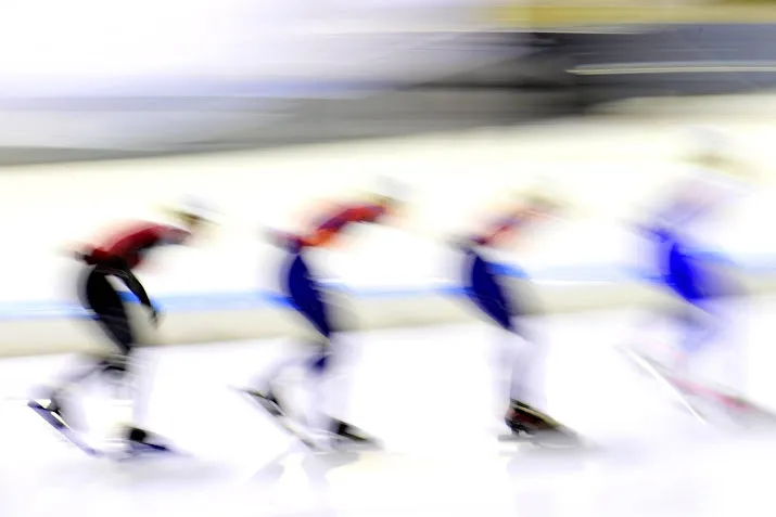 schaatsers strijden in heerenveen om tickets voor wereldbeker
