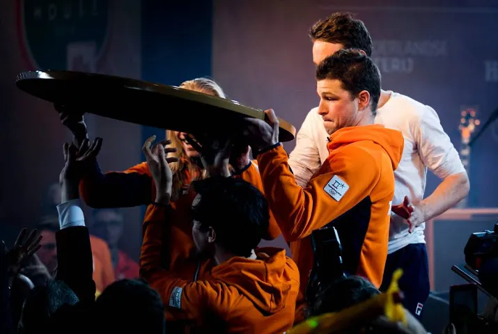 schaatsers verwonden fans door gooien tegel