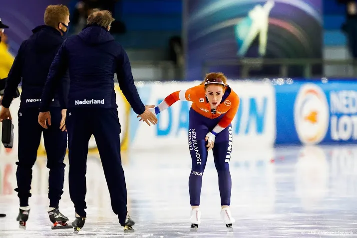 schaatsster de jong verstevigt leidende positie op ek allround