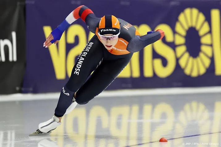 schaatsster kok opent wk sprint met zege op 500 meter