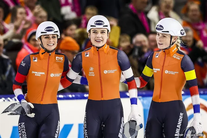 schaatssters gediskwalificeerd op ploegachtervolging goud canada