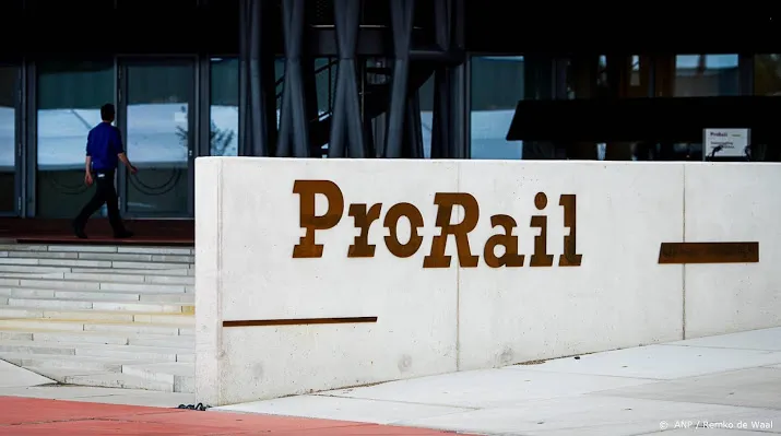 schade botsing trein en vrachtwagen roermond groter dan gedacht