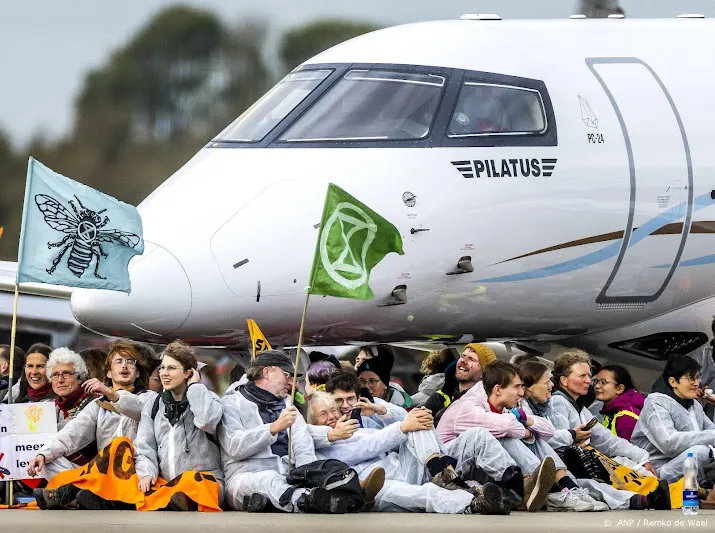 schade klimaatactie schiphol bestaat uit kapot hekwerk en rommel