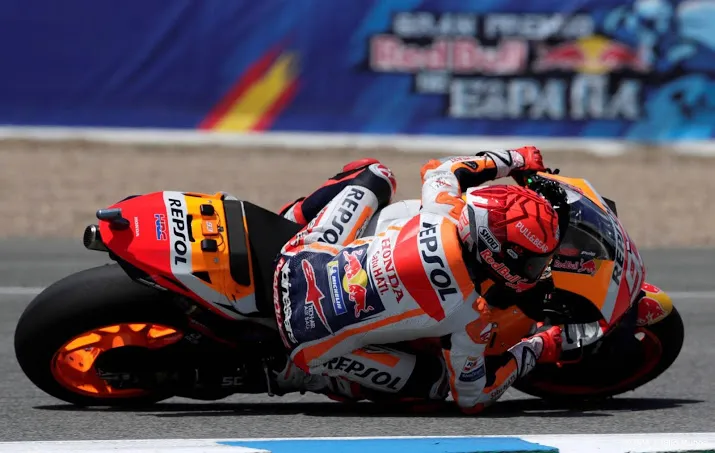 schade valt mee na nieuwe val motorcoureur marquez in jerez