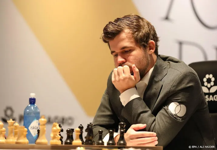 schaker carlsen boekt eerste zege in wk tweekamp