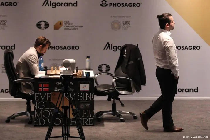 schaker carlsen boekt tweede zege in wk tweekamp en loopt uit
