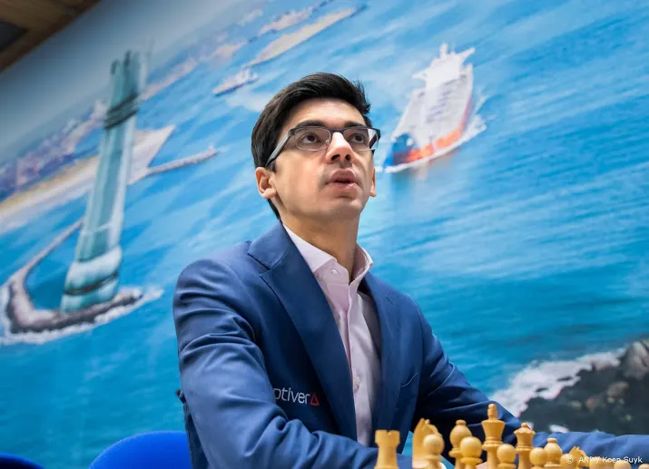 schaker giri speelt in derde partij remise